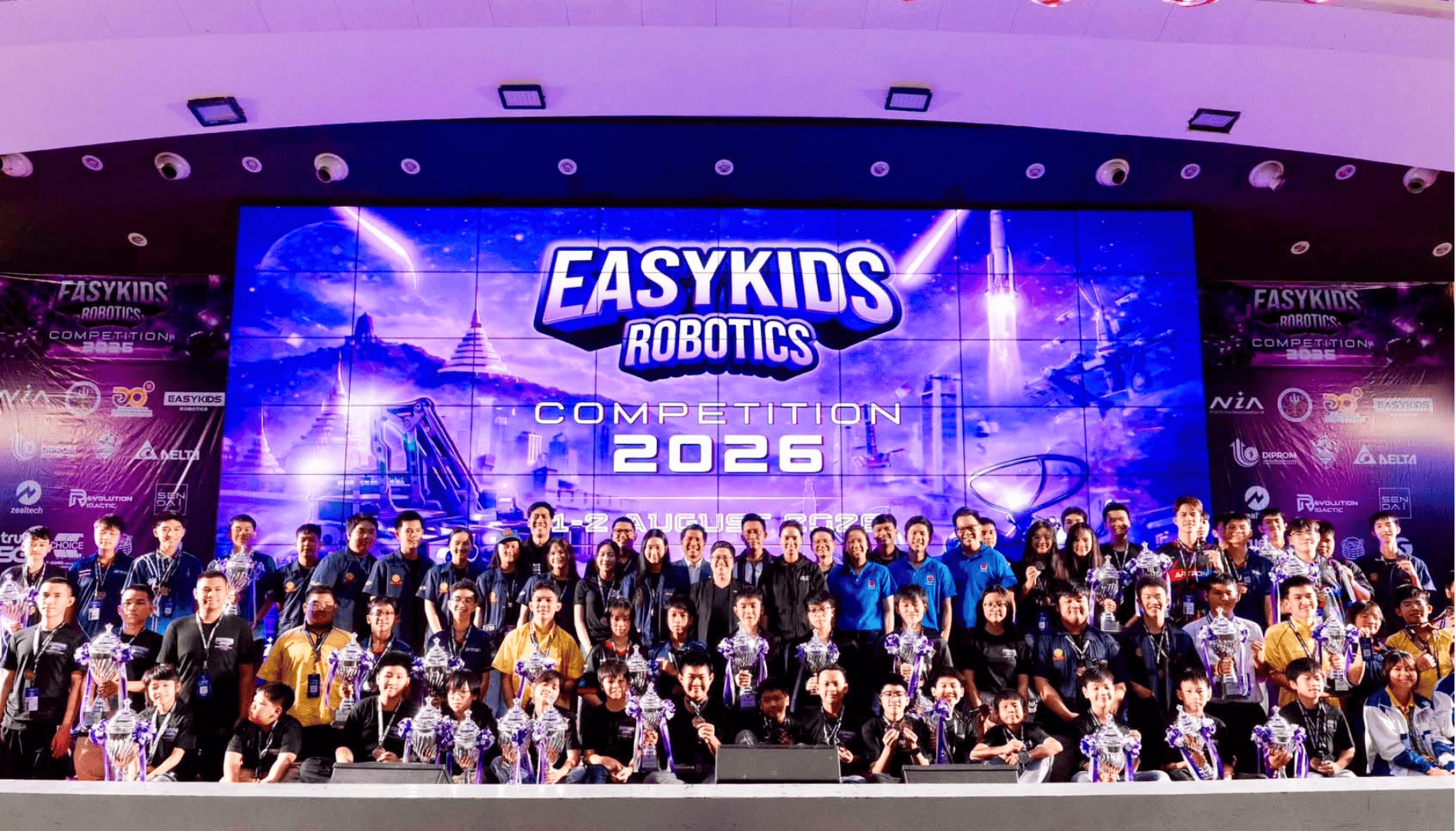 ภาพหมู่ผู้เข้าแข่งขันบนเวที EasyKids Robotics