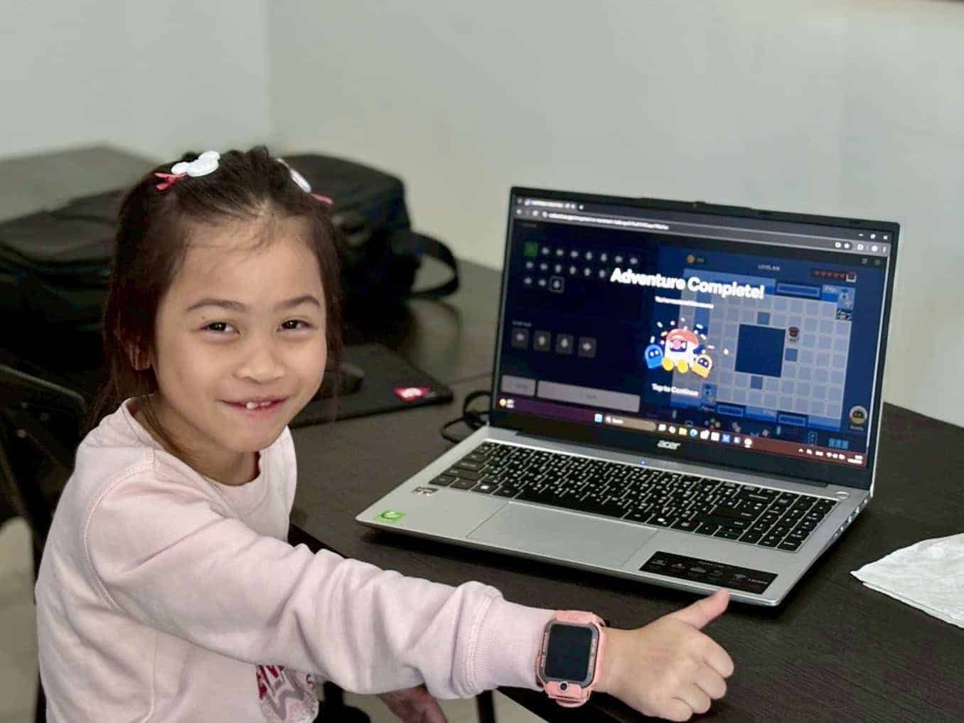เยาวชนยกนิ้วหลังผ่านด่านบนจอเกม