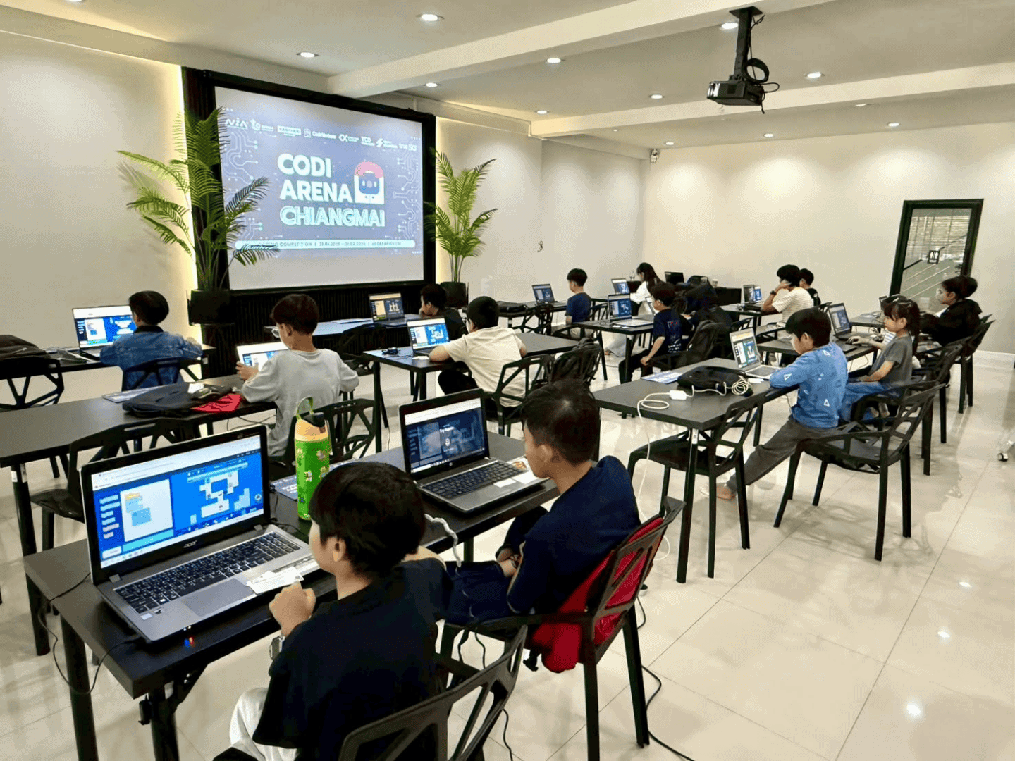 ผู้เข้าแข่งขันเขียนโค้ดในห้อง Codi Arena เชียงใหม่