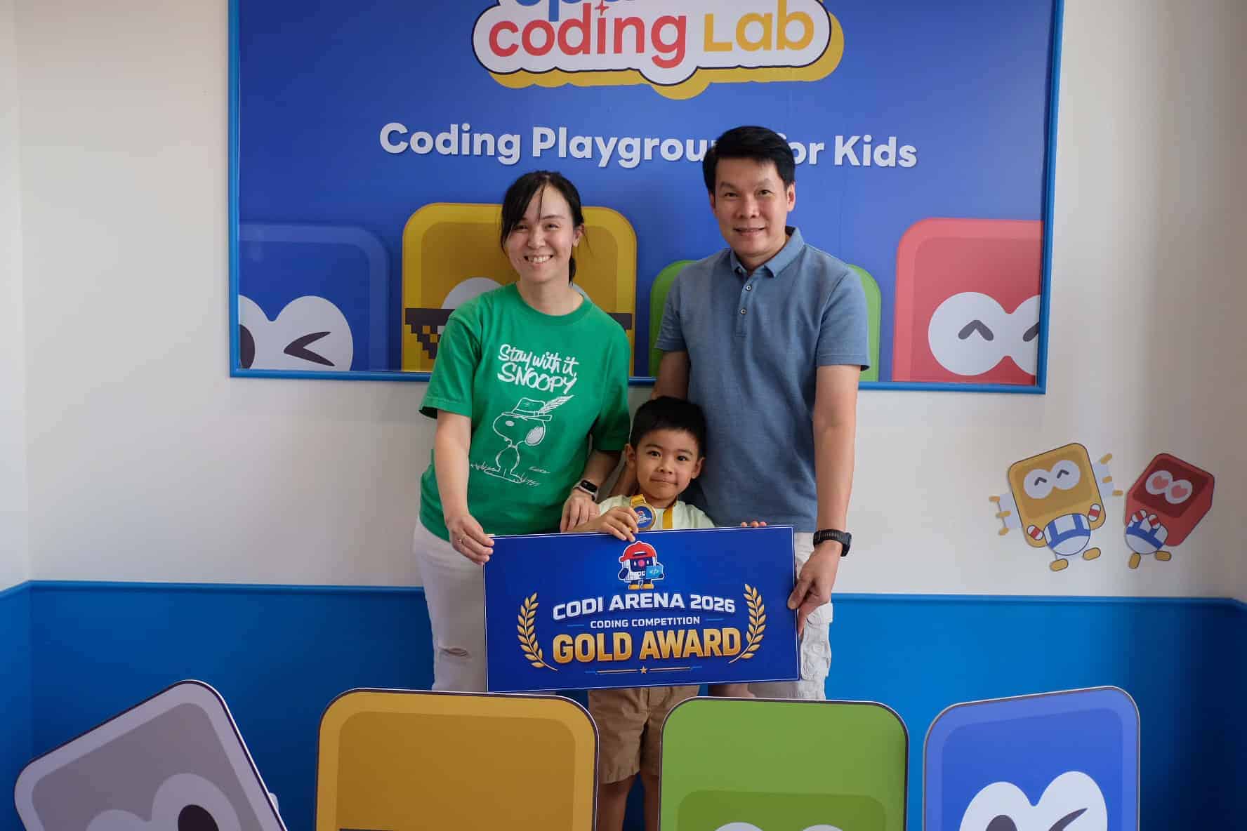 ครอบครัวถือป้าย Gold Award ของ Codi Arena