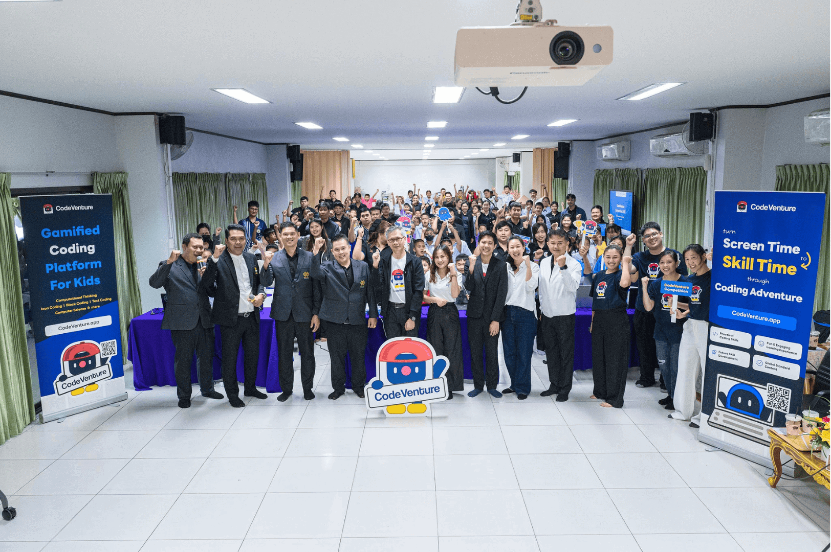 ผู้เข้าร่วมกิจกรรม CodeVenture ถ่ายภาพหมู่